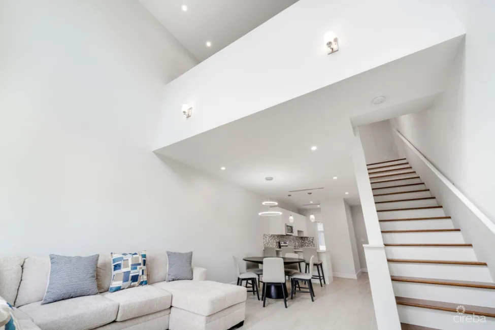 SPACIOUS & MODERN 3 BR TOWNHOME - EXCELLENT LOCATION!