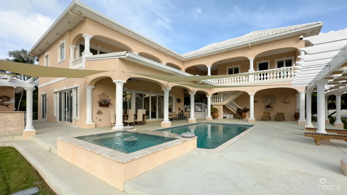 YACHT CLUB CANAL FRONT HOME