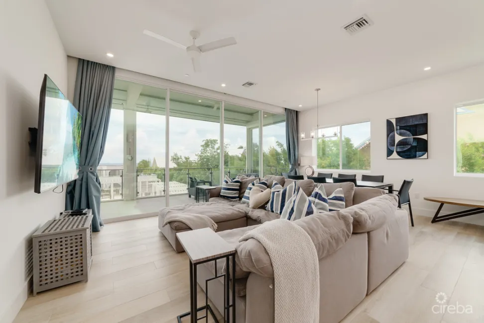 SUNSET POINT - BEAUTIFULLY UPGRADED 3 BED WITH PANORAMIC OCEAN VIEWS