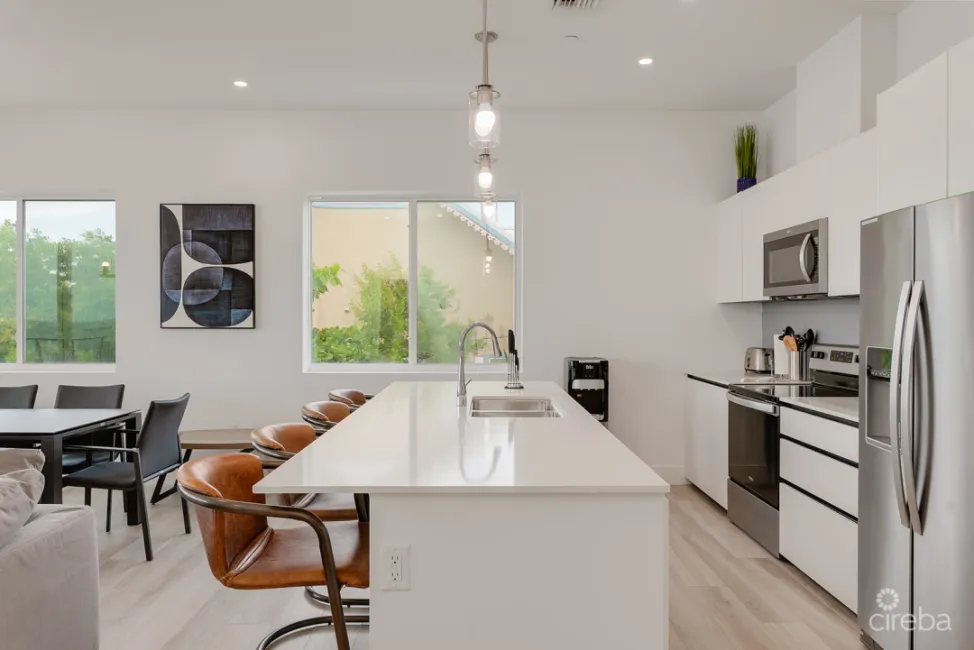 SUNSET POINT - BEAUTIFULLY UPGRADED 3 BED WITH PANORAMIC OCEAN VIEWS