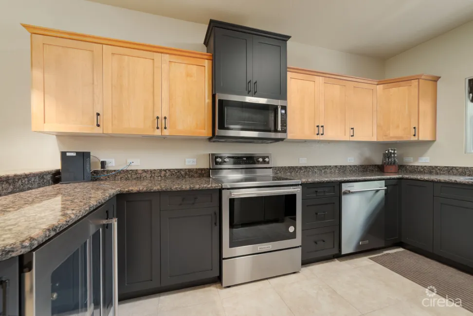 SPACIOUS 3 BED + DEN TOWNHOME AT L'AMBIENCE