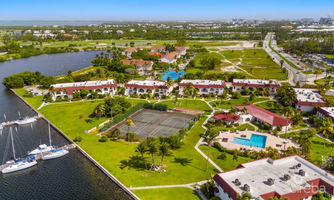 LIME TREE BAY UNIQUE 4 BED, 3.5 BATH WITH WATER VIEWS