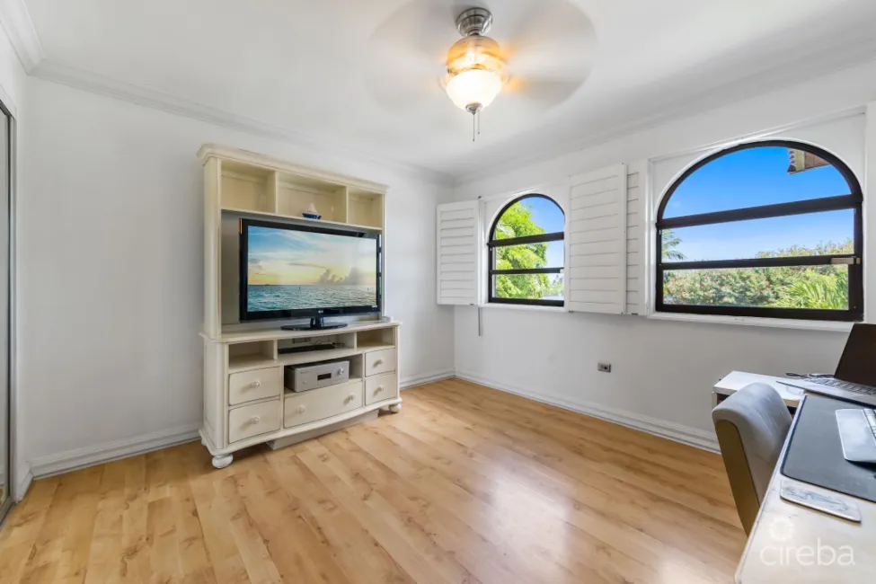 LIME TREE BAY UNIQUE 4 BED, 3.5 BATH WITH WATER VIEWS