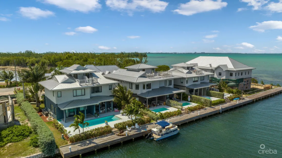 SEAHAVEN 2 BED WITH POOL - OCEANVIEW AND CANAL FRONT