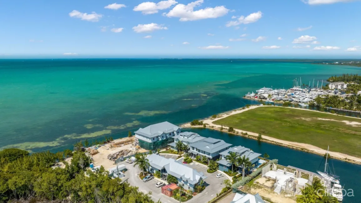 SEAHAVEN 2 BED WITH POOL - OCEANVIEW AND CANAL FRONT