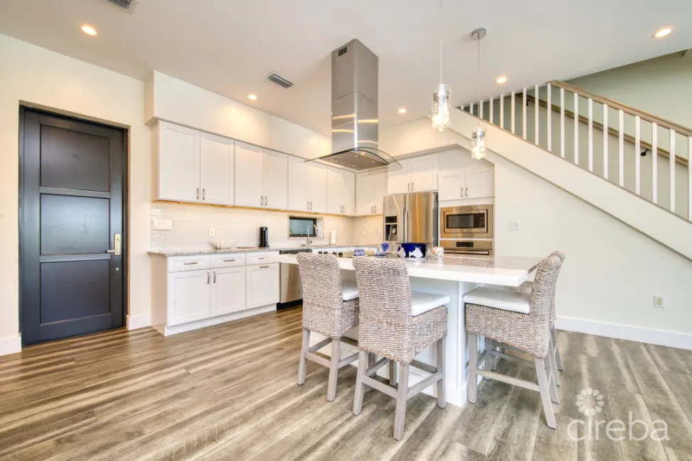 LARGE SEAHAVEN 2 BED WITH POOL - OCEANVIEW AND CANAL FRONT
