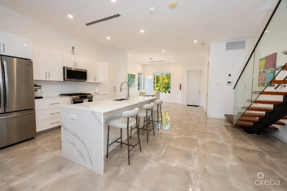 TWENTY 40 #16 LUXURY CANALFRONT END UNIT TOWNHOME