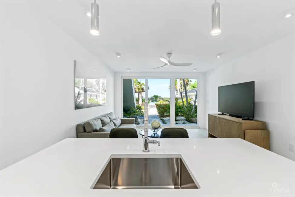 BEACH FRONT CONDO - ISLAND PINE VILLAS - RENOVATED